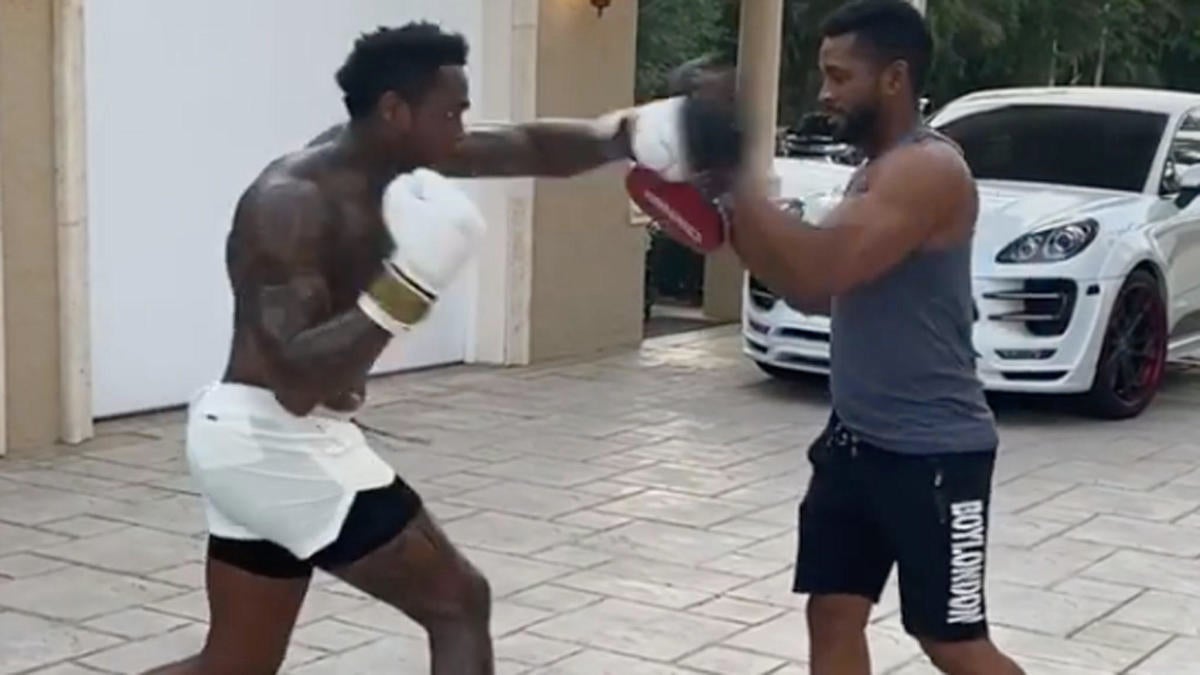 Yankees' Aroldis Chapman shows off boxing skills in driveway, continues to  get jacked during quarantine 