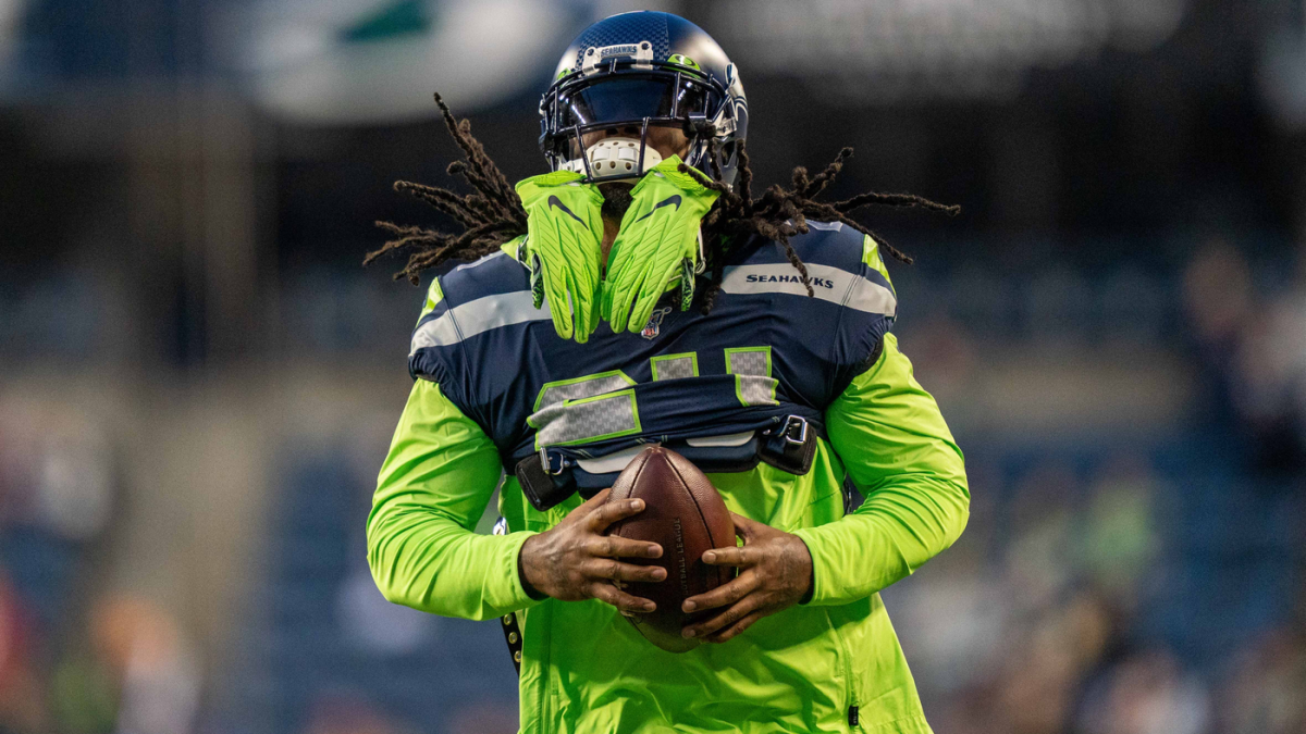 Marshawn Lynch Wears Gold Cleats During Super Bowl XLIX Warm-Ups