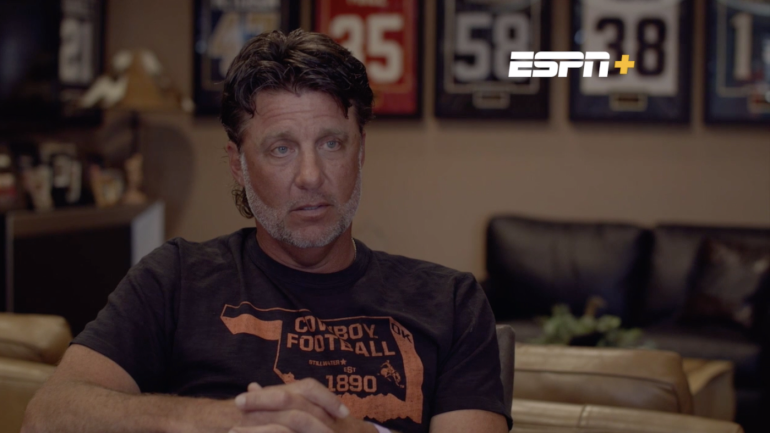 Oklahoma State coach Mike Gundy calls himself a 'dumbass' for wearing ...