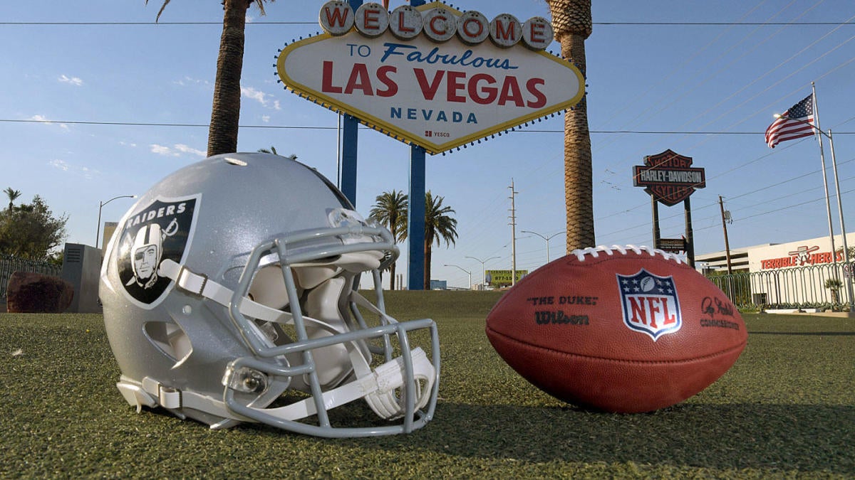 There S A Gigantic Raiders Jersey On The Statue Of Liberty In Las Vegas And Here S What It Looks Like Cbssports Com