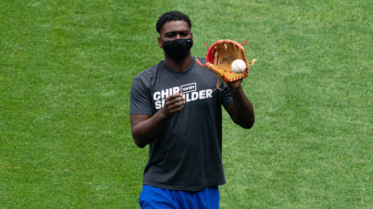 Phillies SS Didi Gregorius wearing a mask even when he plays