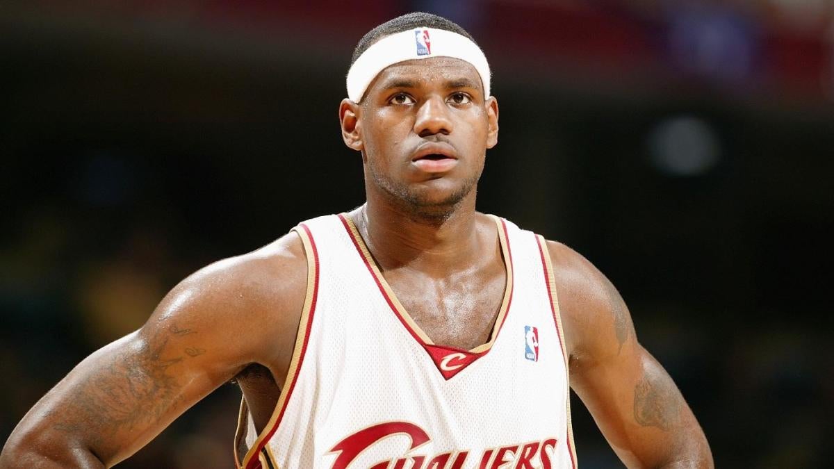 LOOK: LeBron James rookie card sells for modern-day record $1.8 million at auction thumbnail