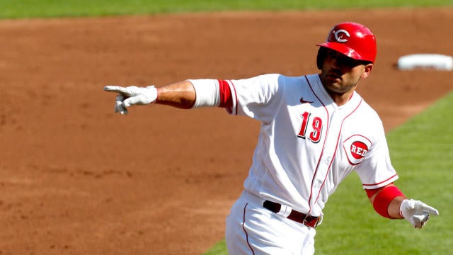 Joey Votto helps young fan with TikTok video