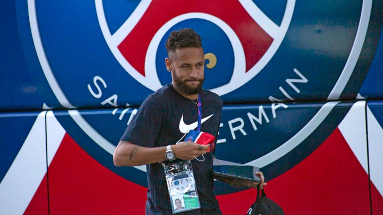 Paris Saint-Germain arrive to Myriad hotel in Lisbon