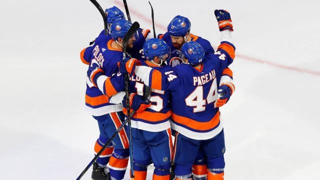 Lightning Vs Islanders Score New York Gets Back In The Series With Physical Game 3 Win Cbssports Com