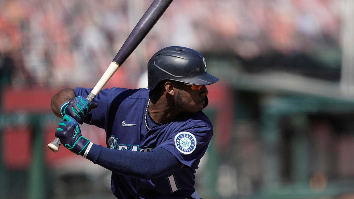 Kyle Lewis has 2 RBIs in 8th to lead Mariners over Astros 7-6