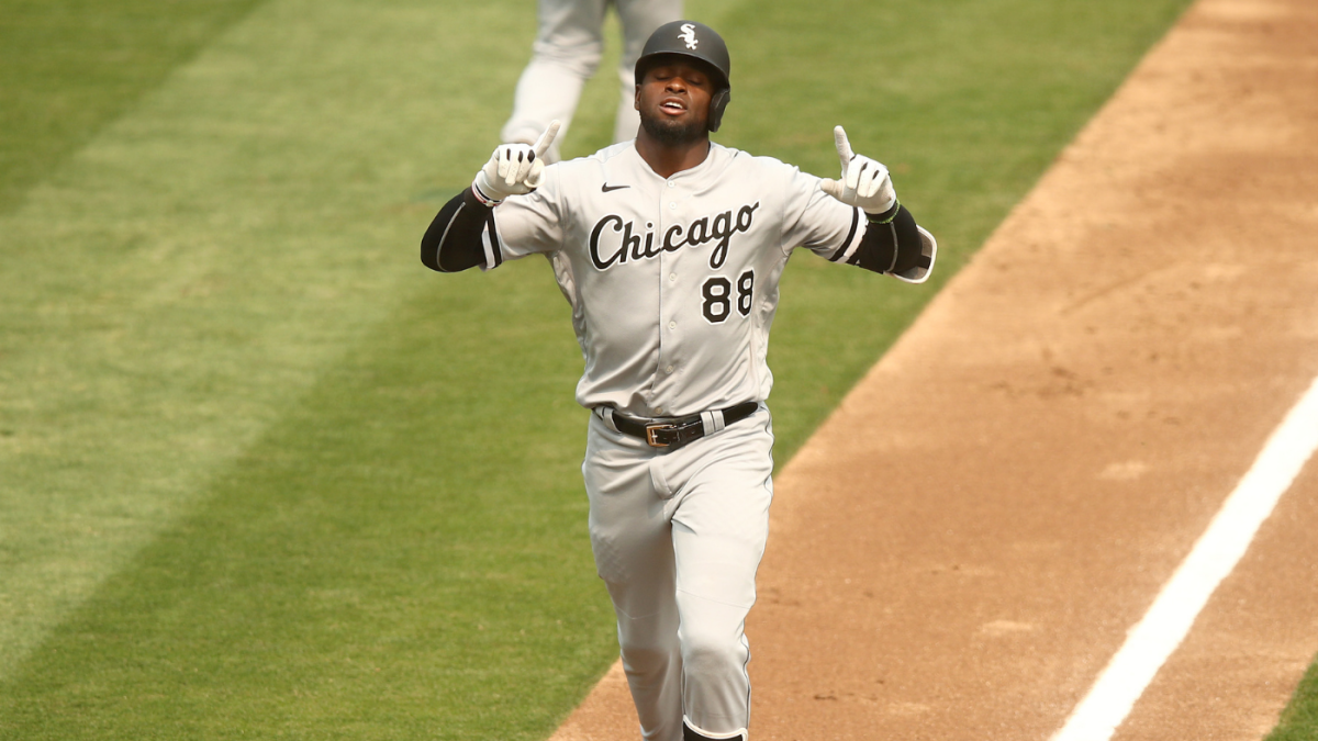 Luis Robert's 487-foot homer, 10/01/2020