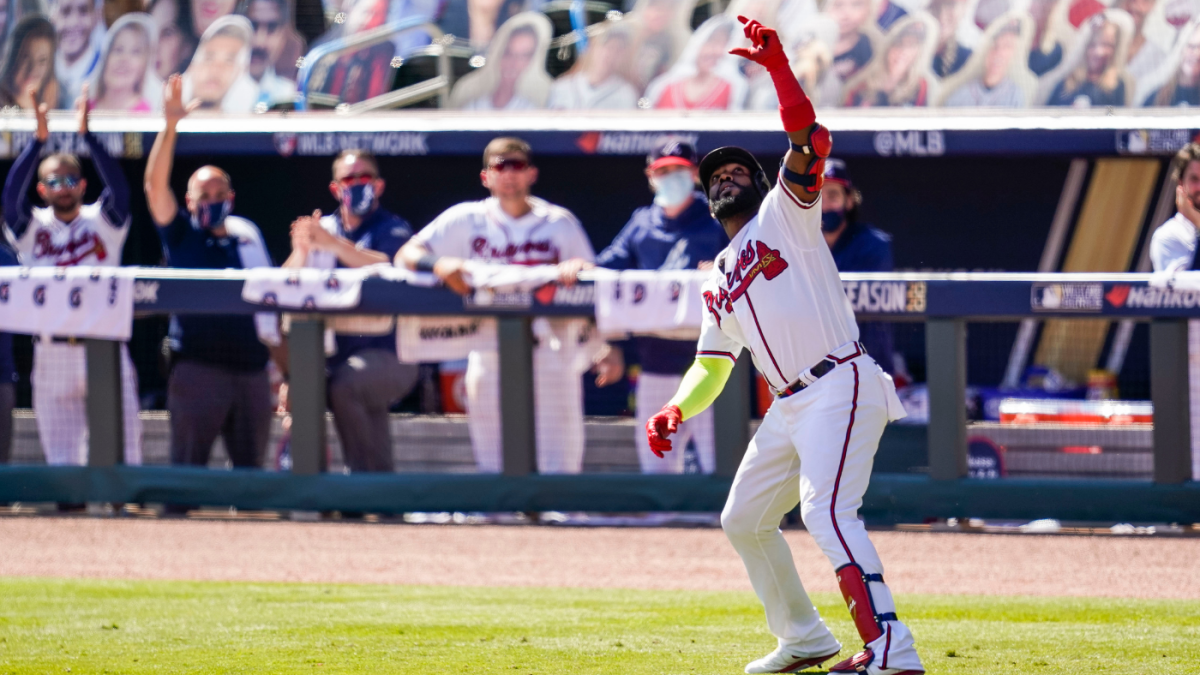 LOOK: Braves' Marcell Ozuna stops and takes fake selfie during home run  trot in win over Reds - CBSSports.com