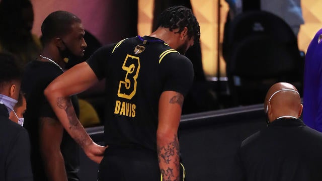 Lakers' Anthony Davis hobbles off floor after re-aggravating heel injury in  Game 5 of NBA Finals, returns - CBSSports.com