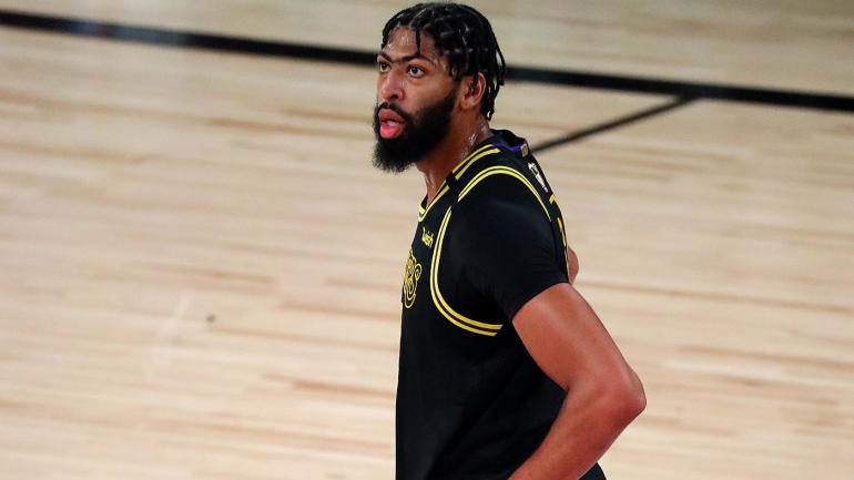 Lakers' Anthony Davis re-aggravates heel injury in Game 5 ...