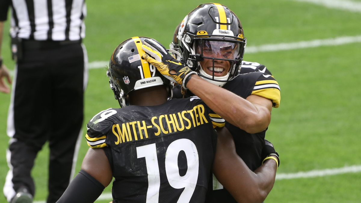 Pittsburgh Steelers' quarterback Ben Roethlisberger (7) pats running back  Jerome Bettis (36) on the head after Roethlisberger scored a touchdown on a  4-yard run against the Denver Broncos during the fourth quarter