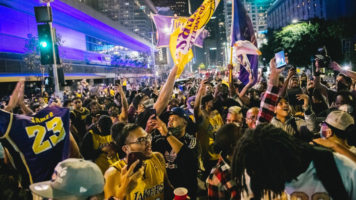 Lakers, fans salute Kobe Bryant in emotional return to Staples Center