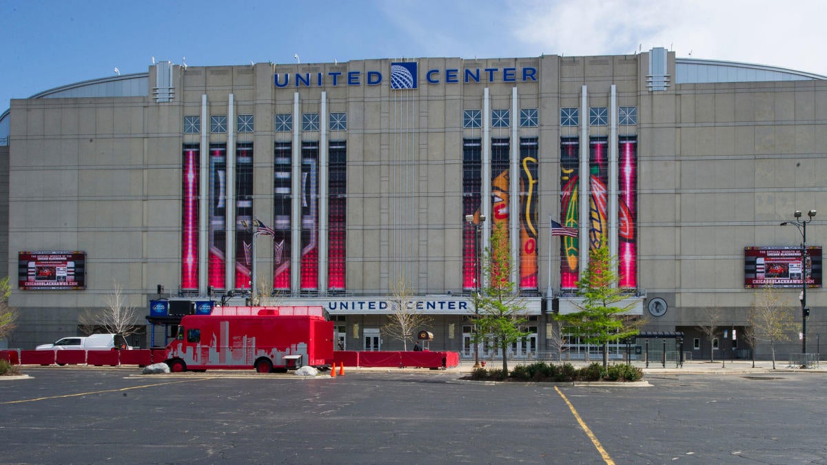 Blackhawks logo statue at United Center gets defaced with spray