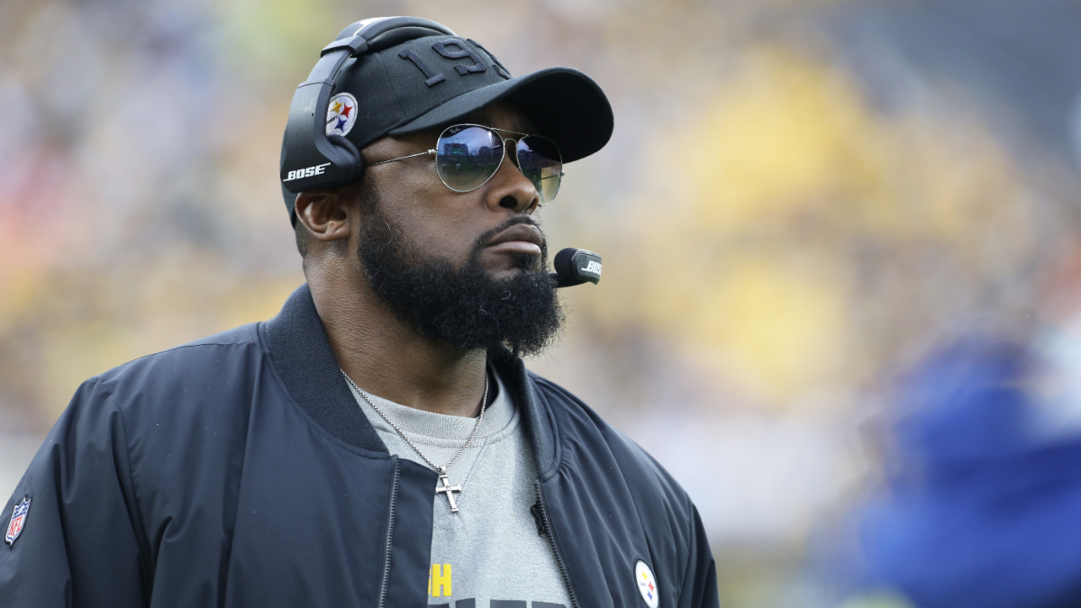 Head coach Mike Tomlin of the Pittsburgh Steelers argues a call with  News Photo - Getty Images