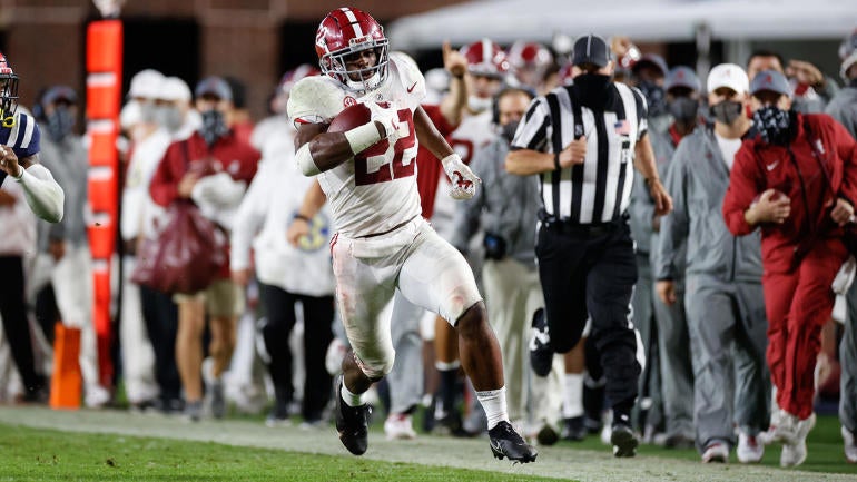 najee-harris-running-alabama-road-getty.jpg