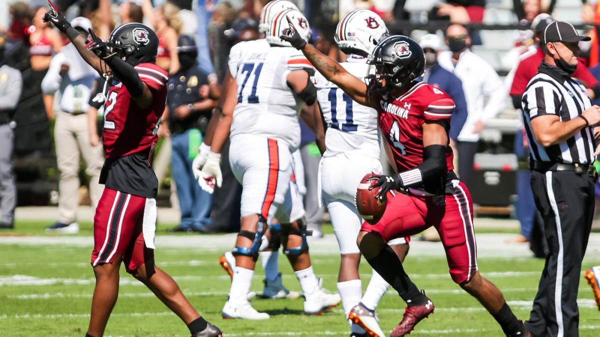 Shi Smith makes incredible one-handed TD grab for South Carolina