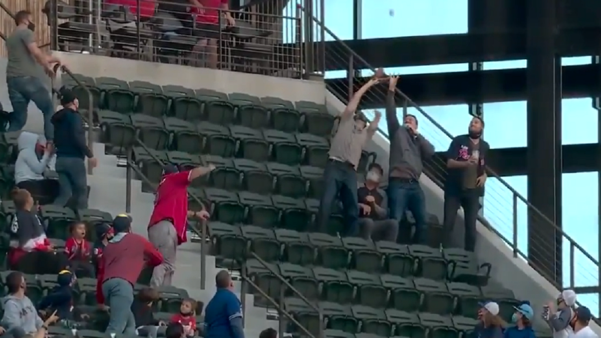 Braves vs. Dodgers: Fan in upper deck makes must-see bare handed catch ...