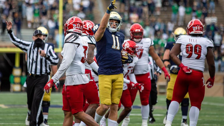 notre-dame-pointing-louisville-acc.jpg