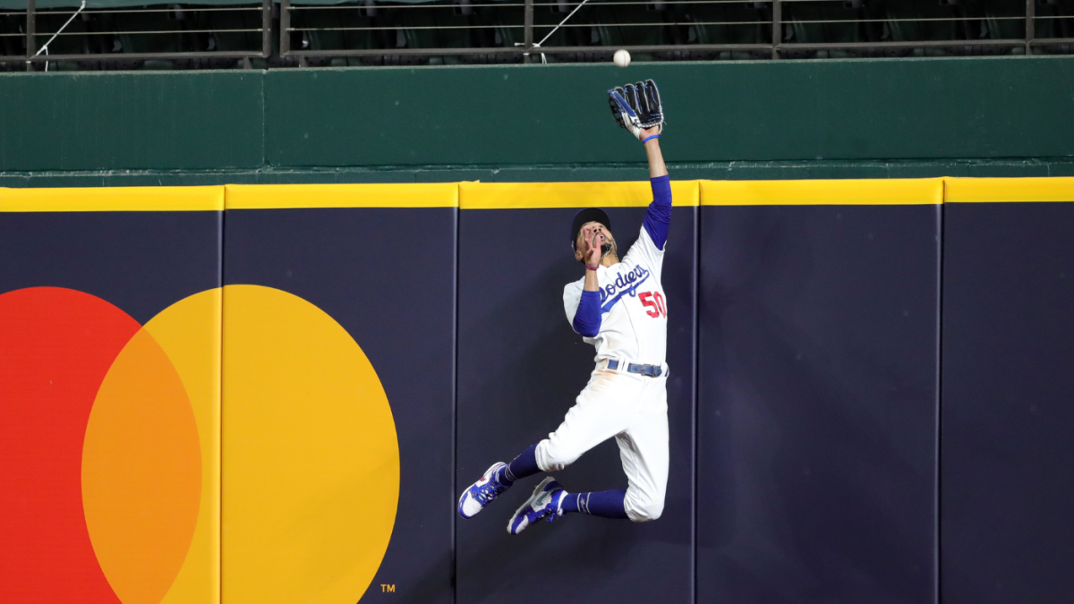 Mookie runs into wall, sprains lower back