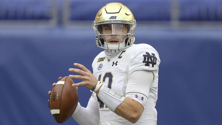 usatsi-15107694-ian-book-notre-dame-qb-pregame-2020-1400.jpg