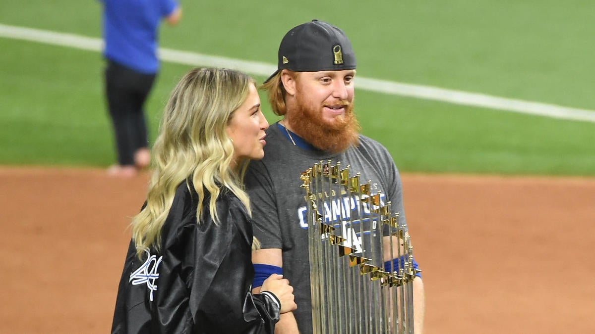 Dodgers' Justin Turner returns to field after COVID test for