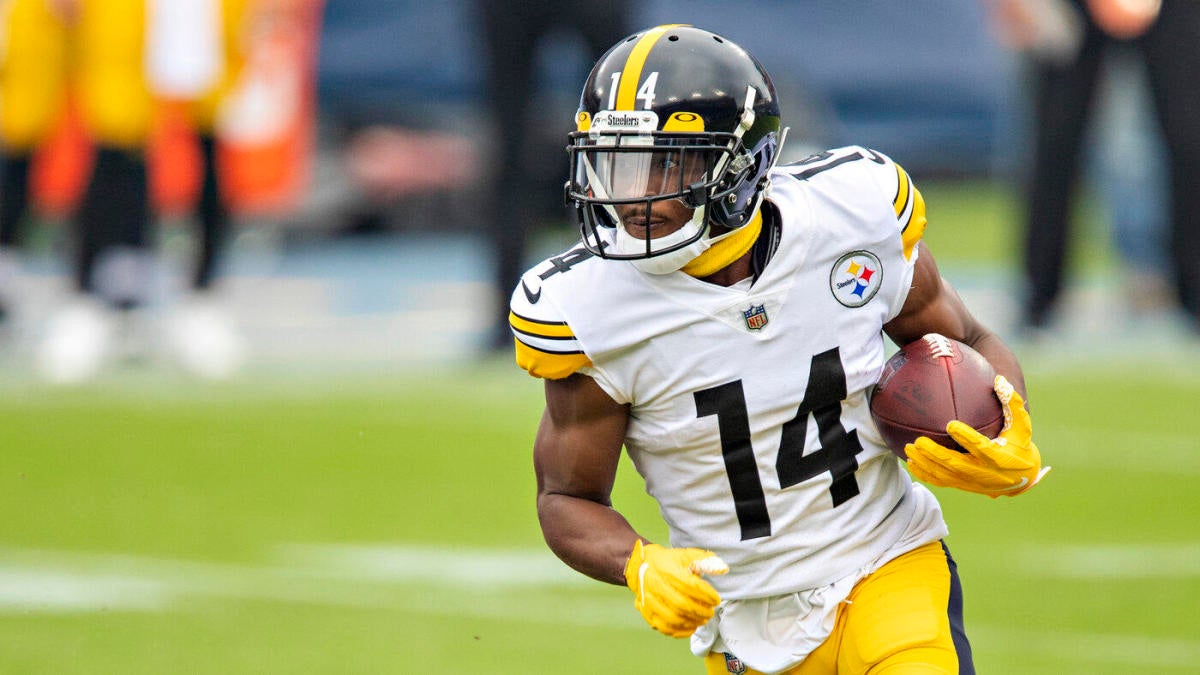 Pittsburgh Steelers wide receiver Ray-Ray McCloud (14) plays against the  Tennessee Titans during an NFL football game, Sunday, Dec. 19, 2021, in  Pittsburgh. (AP Photo/Don Wright Stock Photo - Alamy