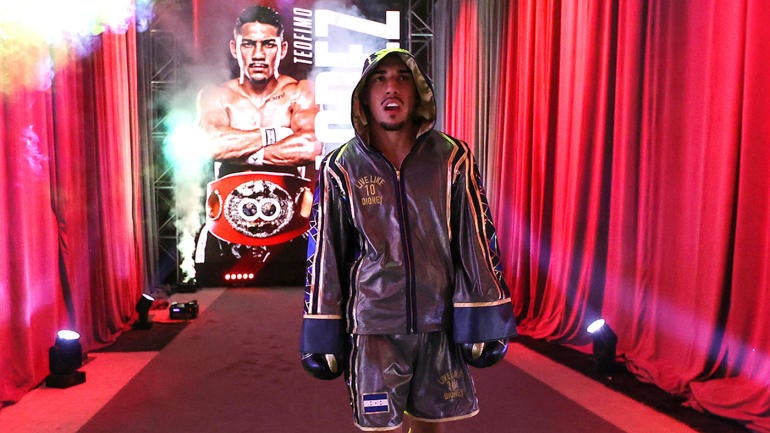 teofimo-lopez-walk.jpg