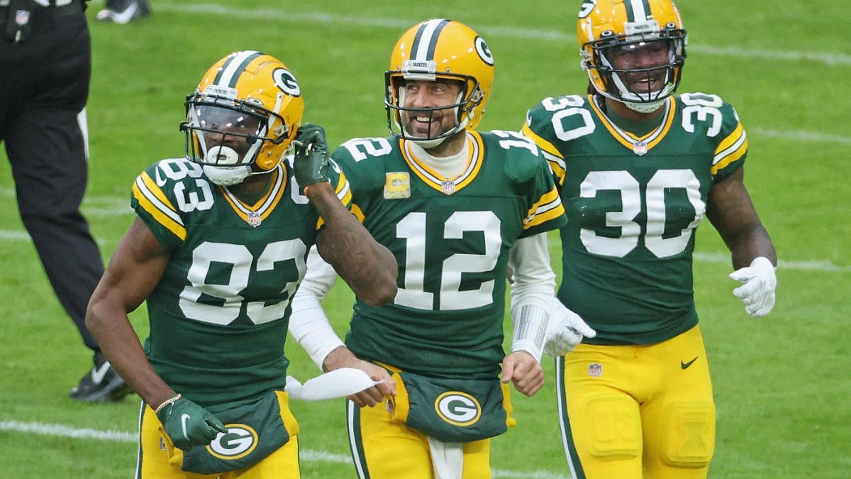 Green Bay, Wisconsin, USA. 24th Oct, 2021. Green Bay Packers quarterback Aaron  Rodgers #12 returns to the bench during a timeout during NFL football game  between the Washington Football Team and the