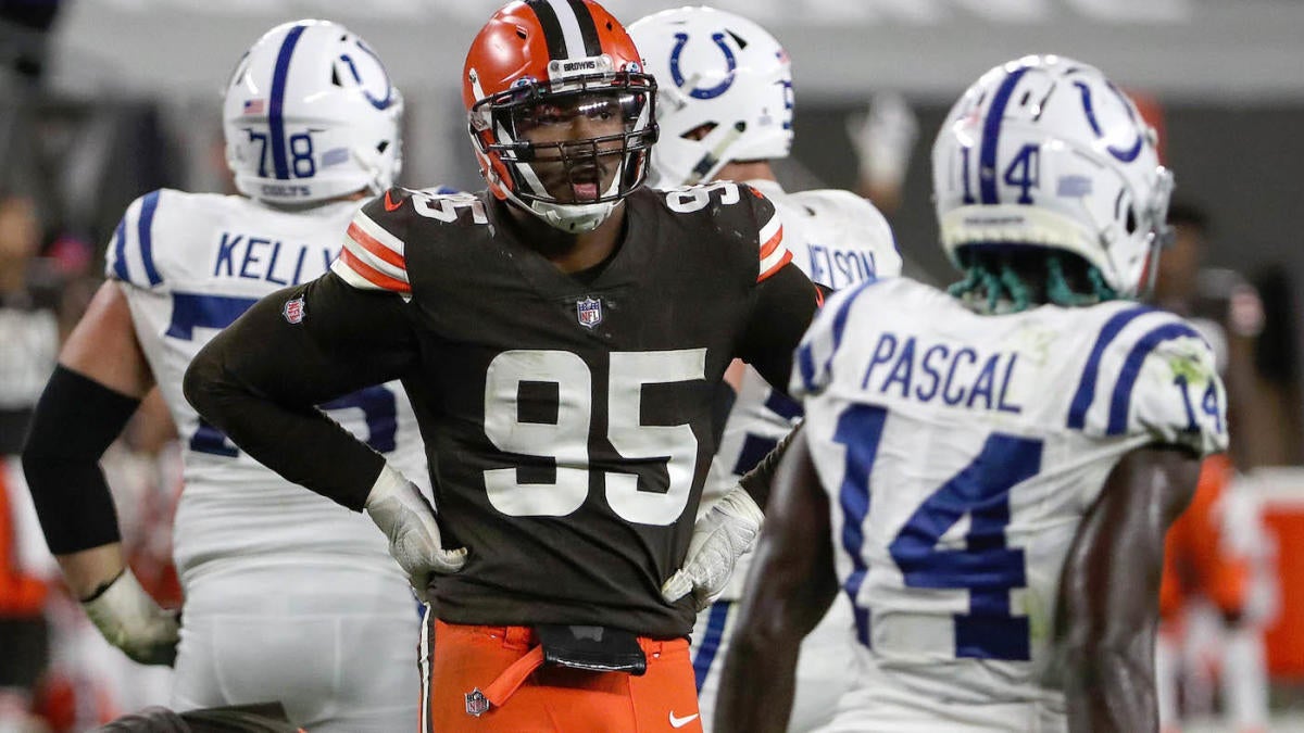 Browns DE Myles Garrett out Sunday after landing on COVID-19 list 