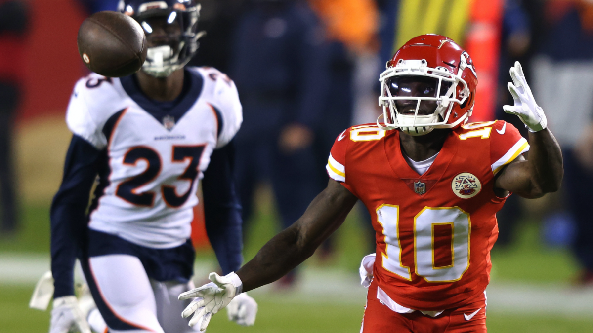 Tyreek Hill makes a catch in the end zone so improbable the Chiefs fail to challenge before
