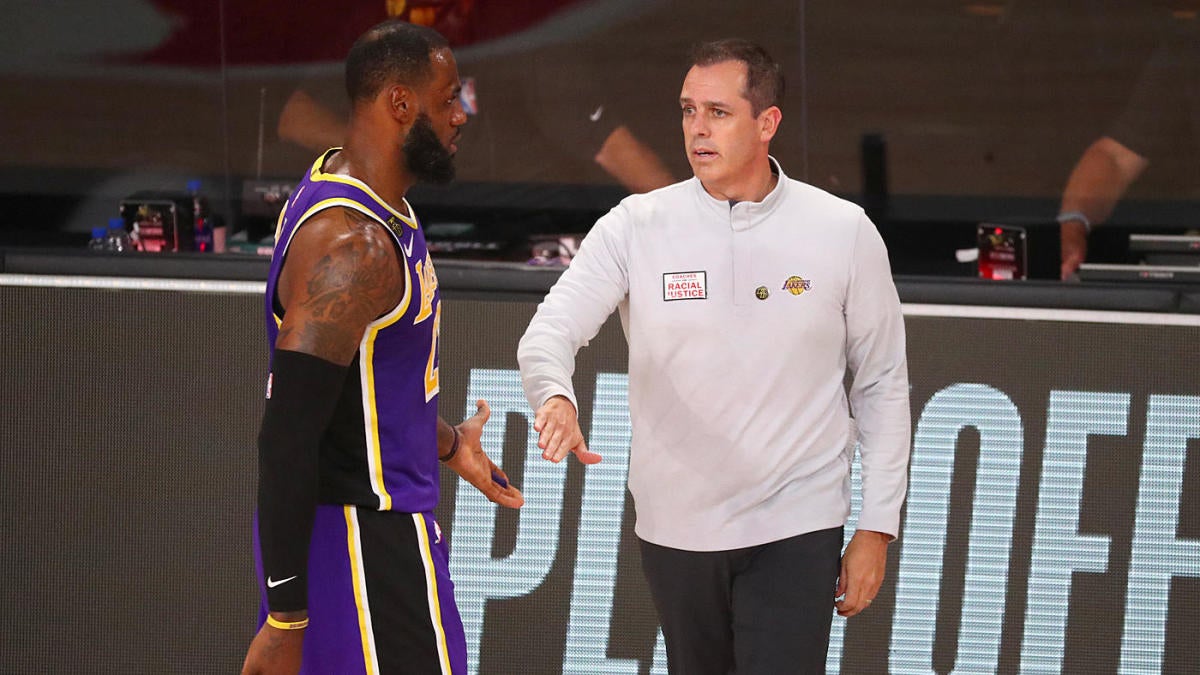 Lakers anuncian que el entrenador Frank Vogel firmó una extensión de contrato