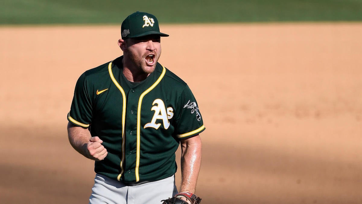 White Sox signs free agent Liam Hendriks to break a record