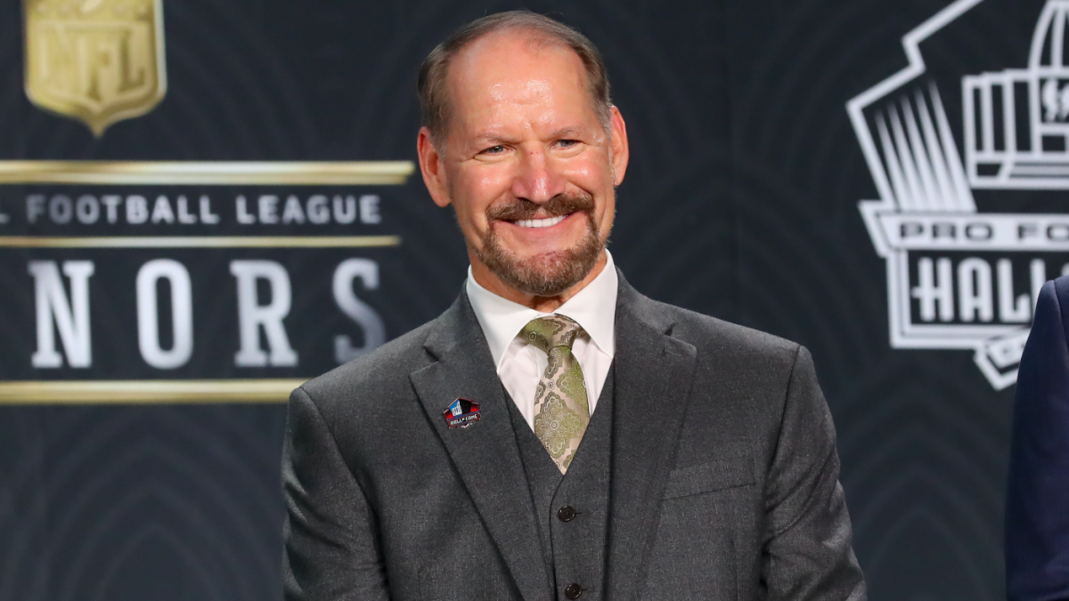 Pittsburgh Steelers coach Bill Cowher, left, argues with line