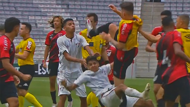 Flying Kick To The Face Leads To Massive Brawl And Nine Players Sent Off In Brazilian Teenage Soccer Game Cbssports Com