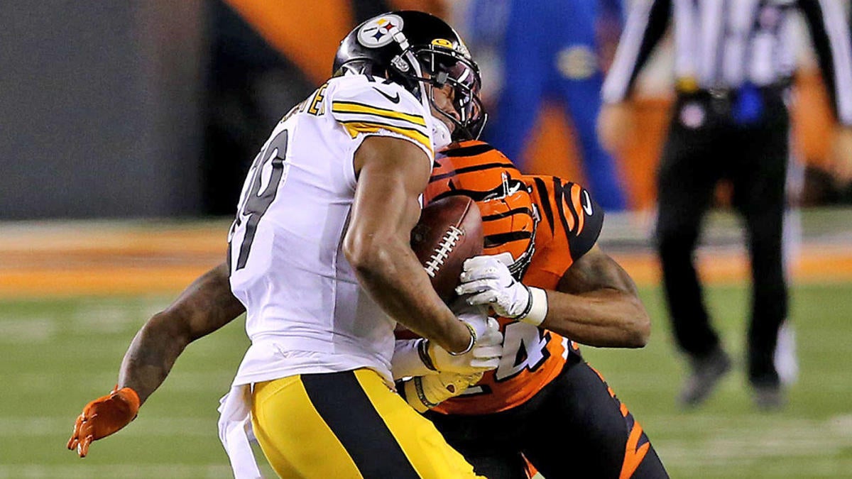 Denver, Colorado, USA. 25th Nov, 2018. Steelers WR JUJU SMITH-SCHUSTER,  center, gets hit after a catch during the 2nd. Half at Broncos Stadium at  Mile High Sunday afternoon. The Broncos beat the