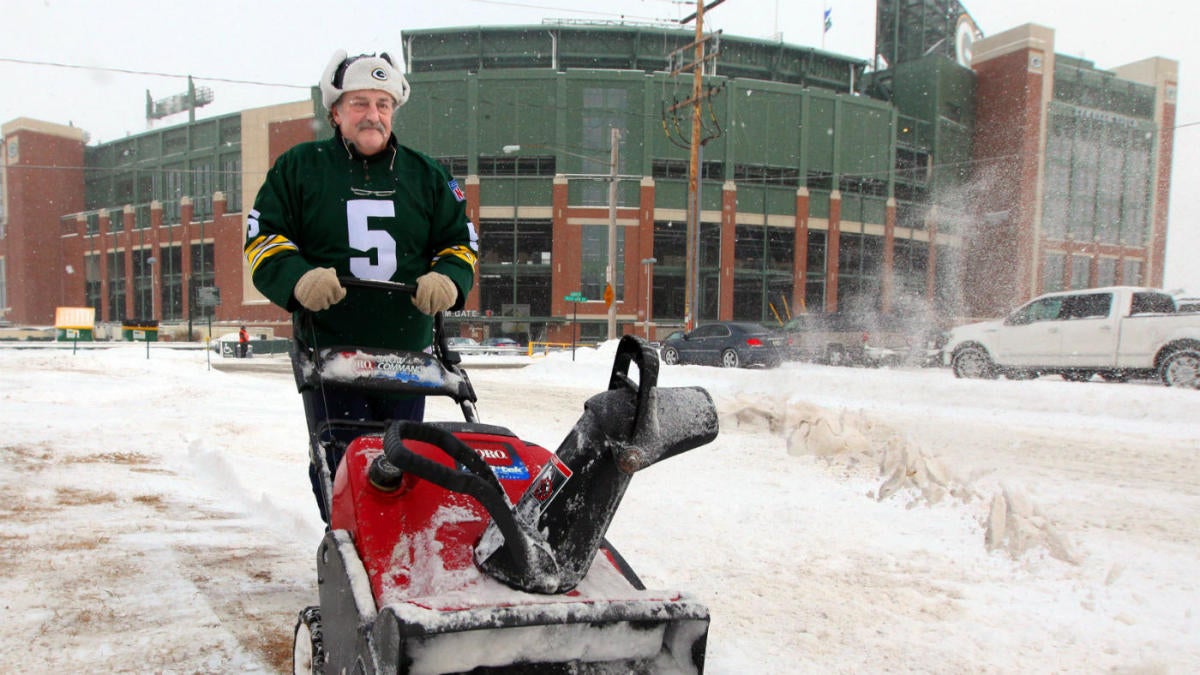 The weather for Titans-Packers Sunday night can go crazy with snow already falling on Lambeau Field