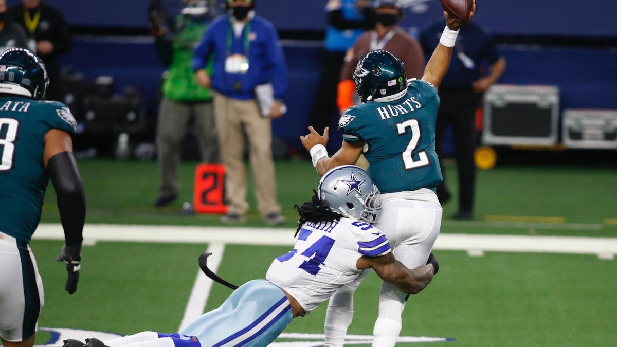 Hurts escapa de ser atingido após grade desabar em jogo dos Eagles