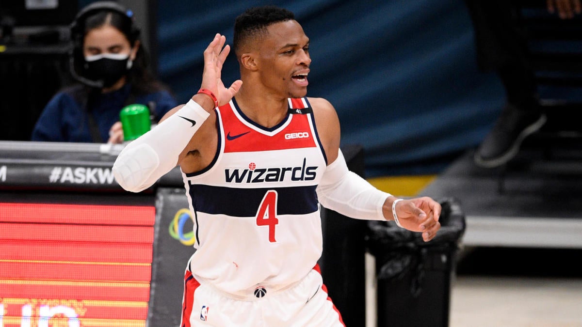 Russell Westbrook dances on the sideline while the Knicks-Wizards game is delayed by the replay monitor