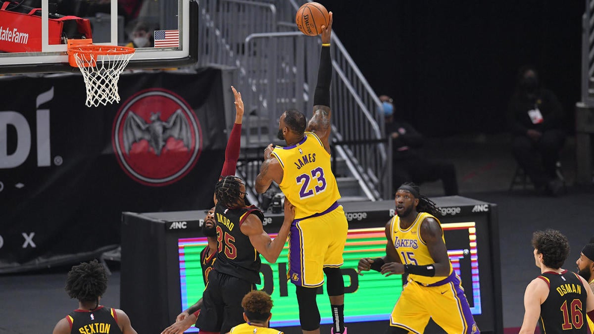 Anti-LeBron fan kicked out of the Lakers-Cavaliers for holding T-shirts, insulting James’ mother and attacking security