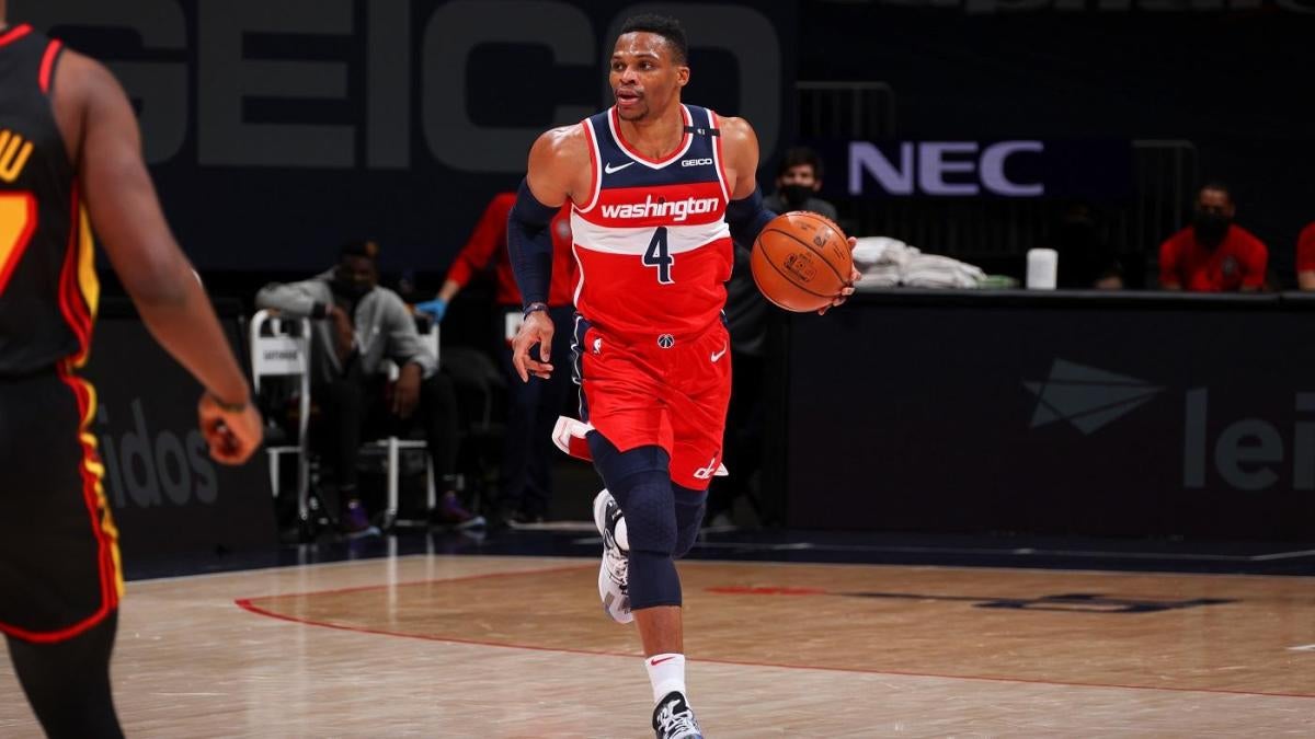 WATCH: Wizards’ Russell Westbrook is thrown out and Rajon Rondo of the Hawks waves goodbye as he steps off the track