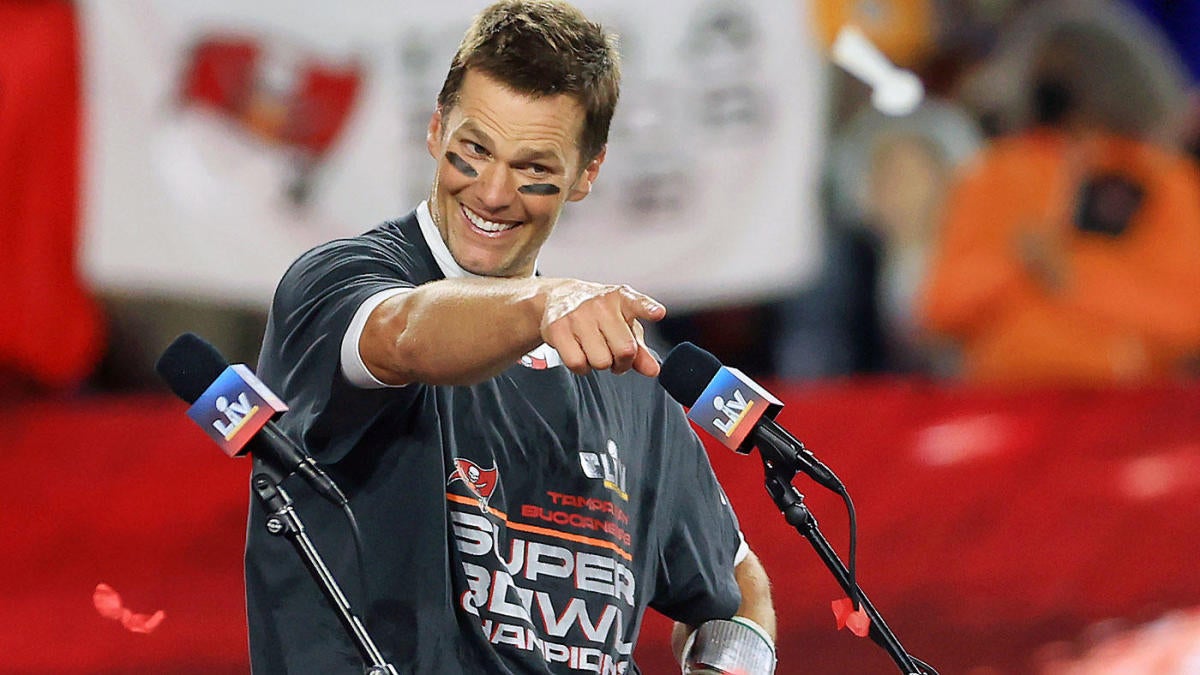 Twitter reacts to Tom Brady signing extension with Buccaneers 
