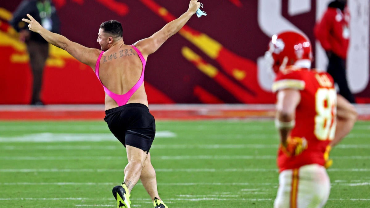 Super Bowl streaker charged with trespassing after 4th quarter publicity  stunt