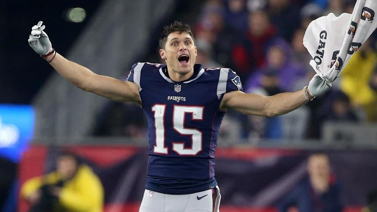 New England Patriots wide receiver Chris Hogan (15) catches a pass