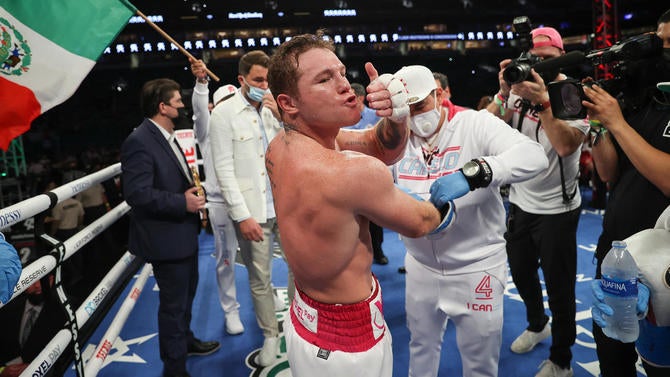 canelo-alvarez-kiss.jpg