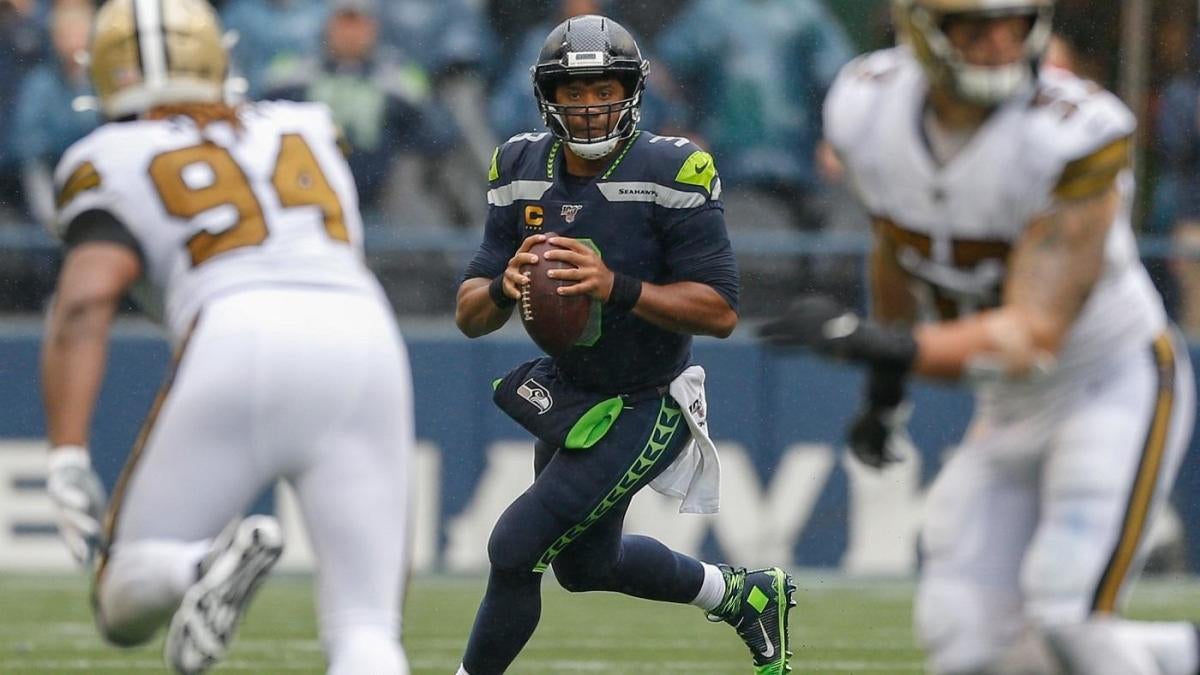 LOOK: The Mayor of New Orleans makes a presentation to Russell Wilson and Ciara to get the quarterback to come to the Saints