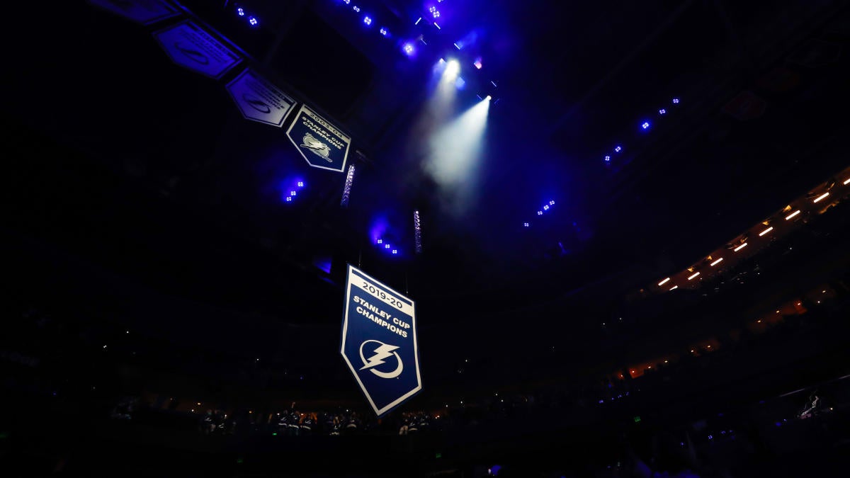 Lightning raise Stanley Cup banner in front of their fans 