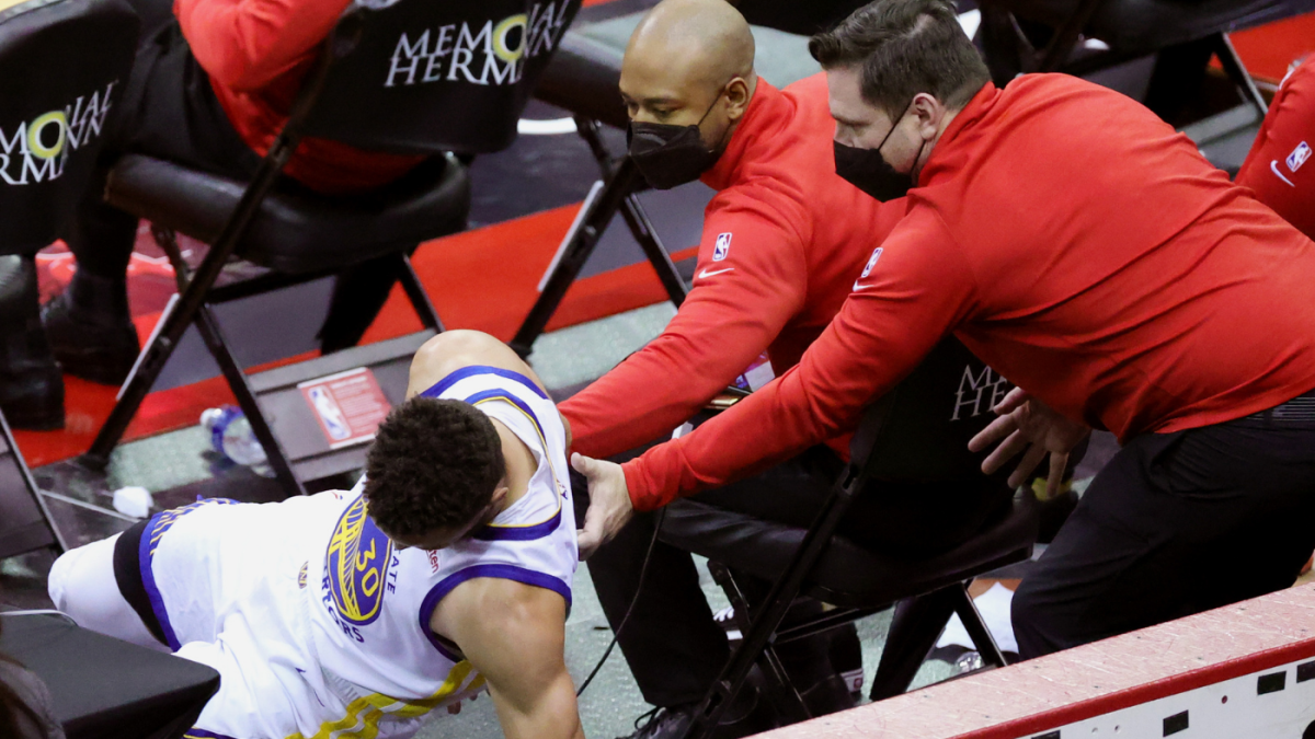 Update on Stephen Curry injury: The Warriors star suffers a coccyx injury and is forced to leave the game in victory against the Rockets