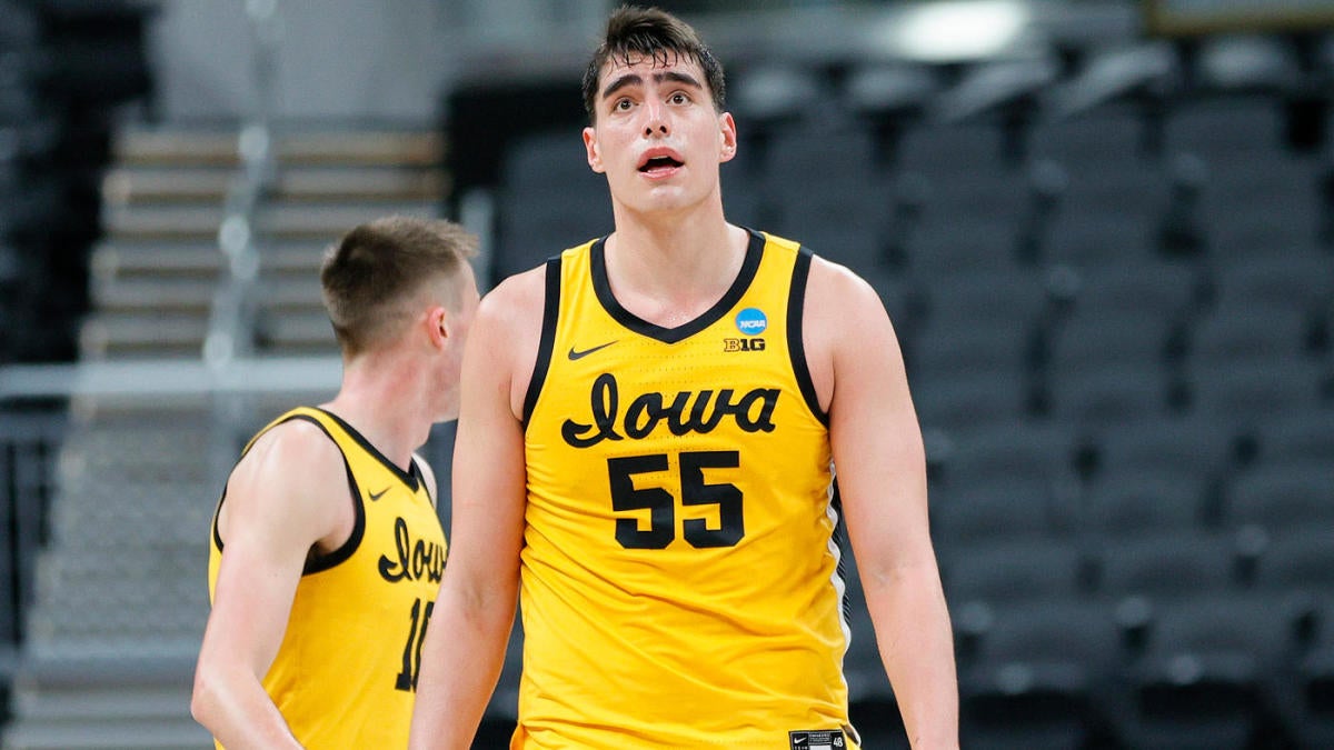 Iowa vs. Oregon score: Luka Garza’s historic career ends with Ducks accelerating Hawkeyes to advance to Sweet 16
