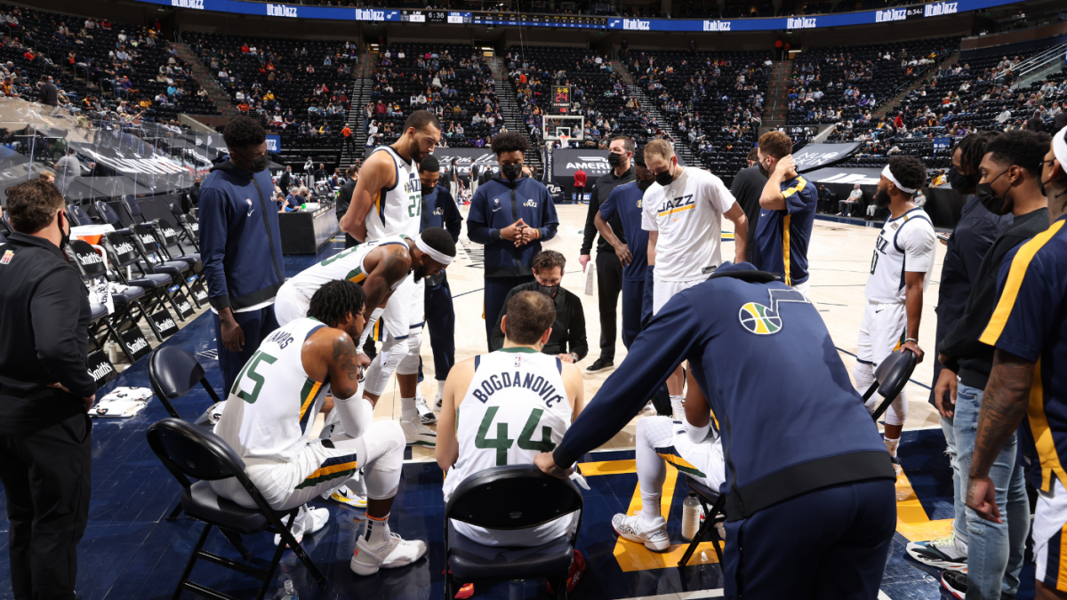 Utah Jazz Plane Hits Flock Of Birds Forced To Make Emergency Landing En Route To Grizzlies Game Cbssports Com