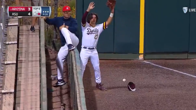 cazador-de-béisbol-del-estado-de-arizona-salto-atrapado-en-cerca.png